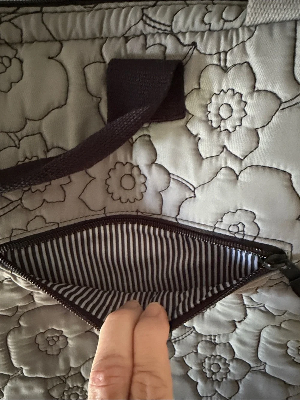 NWOT thirty-one Quilted Gray Floral Laptop Bag with Black Straps